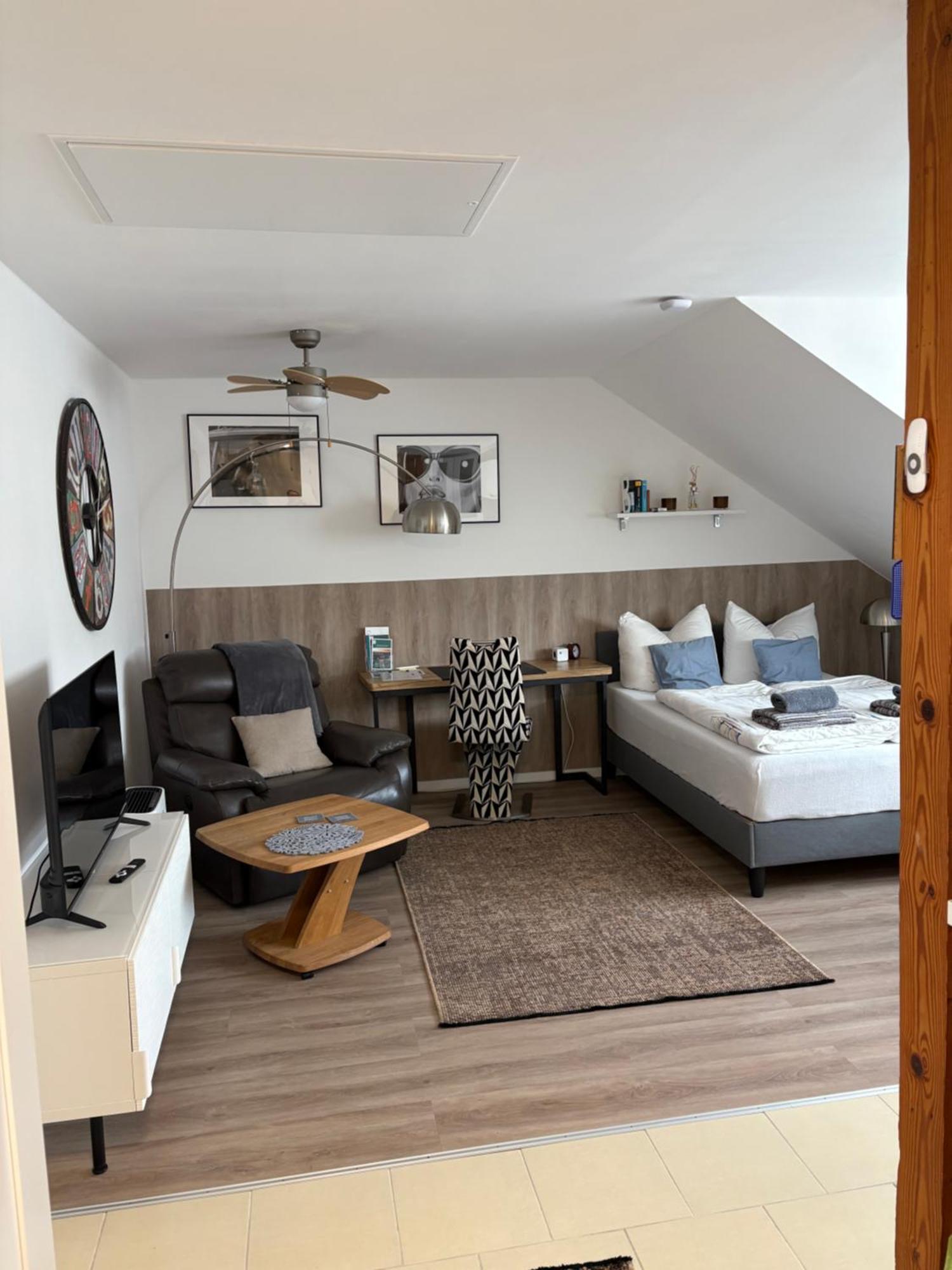 Grosse Gemuetliche Ferienwohnung Mit Klimaanlage, Parkplatz Inklusive Top ! Фюрт Экстерьер фото