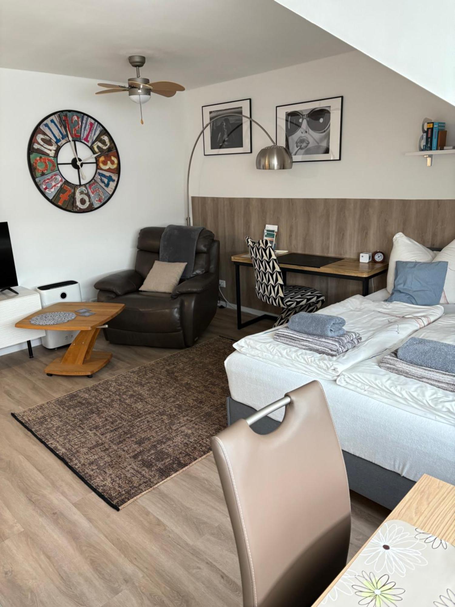Grosse Gemuetliche Ferienwohnung Mit Klimaanlage, Parkplatz Inklusive Top ! Фюрт Экстерьер фото
